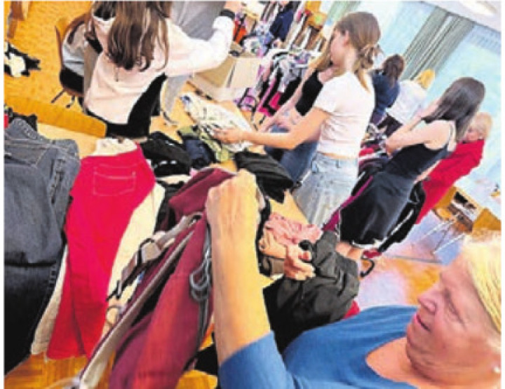 Konfirmandinnen organisieren den Kleidertausch-Anlass.    Bild: zg