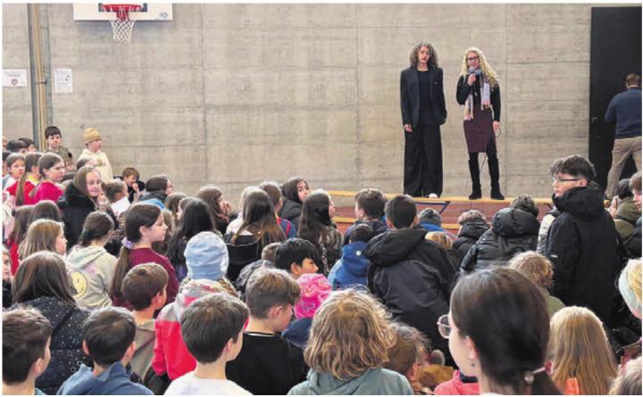 Alayah Pilgrim im Gespräch mit Schulleiterin Monja van Wegberg und vielen gespannten Zuhörerinnen und Zuhörern. Bild: zg