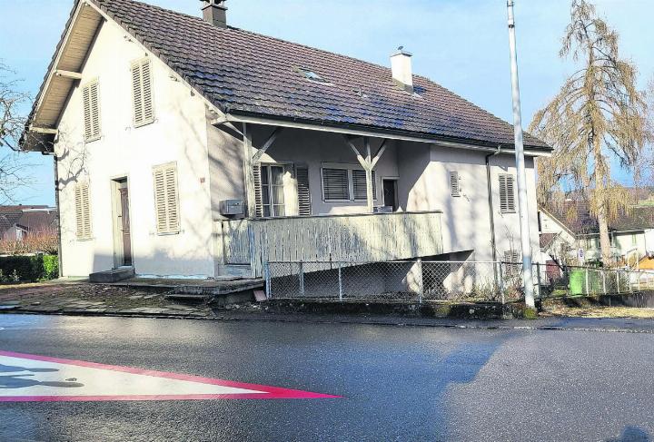 In diesem alten Einfamilienhaus an der Schulhausstrasse soll im Sommer das neue Jugendhaus eröffnet werden. Derzeit liegt das Gesuch für die geringen baulichen Anpassungen auf der Verwaltung auf. Bild: Chregi Hansen