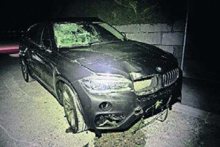 Am Auto entstand grosser Sachschaden. Bild: pz