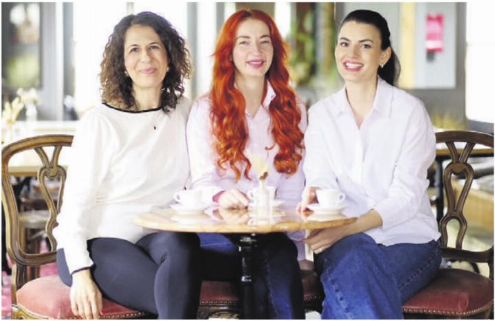 Die drei Veranstalterinnen des Pop-up-Cafés (v. l): Zuhal Kaya, Jelena Popovic und Mejreme Jashari. Bild: zg