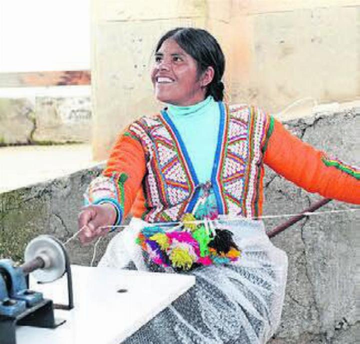 Eine Peruanerin arbeitet an traditioneller Dekoration aus dem südamerikanischen Land. Bild: zg Eine Peruanerin arbeitet an traditioneller Dekoration aus dem südamerikanischen Land. Bild: zg