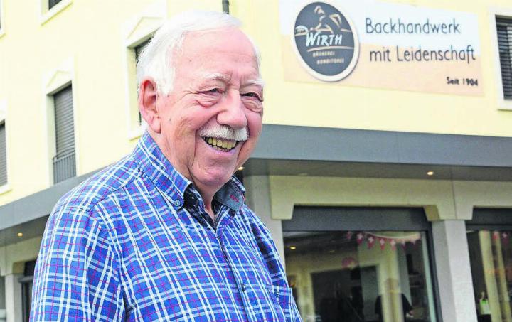 Auch nach der Geschäftsübergabe an seinen Sohn ist Emil Wirth oft und gern in der Bäckerei zu Gast, in der er während Jahrzehnten das Dorf und die Region mit feinem Brot versorgt hat. Bilder: Chregi Hansen