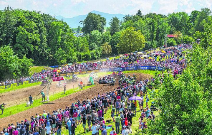Die Seitenwagen-Rennen sind sehr beliebt in Muri und deshalb ein grosser Publikumsmagnet. 
Bild: Simon Huwiler