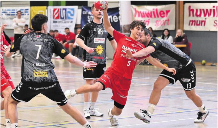 Ilias Mrose (in Rot) traf siebenmal für den TV Muri und war massgeblich am Sieg beteiligt. Bild: tvm