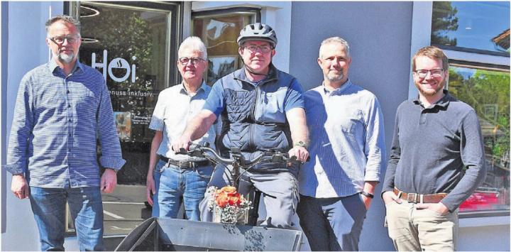 Der erste offizielle Einsatz des Cargo-E-Bikes wird festgehalten: (v. l.) Bruno Richert, AEW; Vorstandsmitglied GOV Ernst Hochstrasser; Jürgen Meyer, Mitarbeiter Logistik; Geschäftsführer der Integra Jonas Meier und Marcel Meyer, Leiter Arbeit.