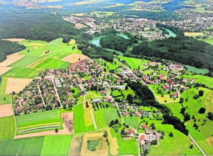 Wenn auch durch Wald und Reussschlaufe getrennt, sind sich Hermetschwil-Staffeln (im Vordergrund) und Bremgarten (dahinter) geografisch sehr nah – und gehören seit nunmehr 10 Jahren zusammen. Bild: zg