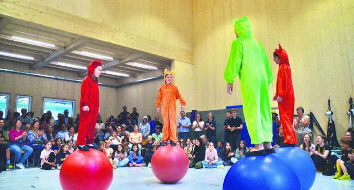 Der erste Auftritt im «Biberbau» gehört den kleinen Kugelläufern. Das Publikum lässt sich gern begeistern. Bilder: Thomas Stöckli