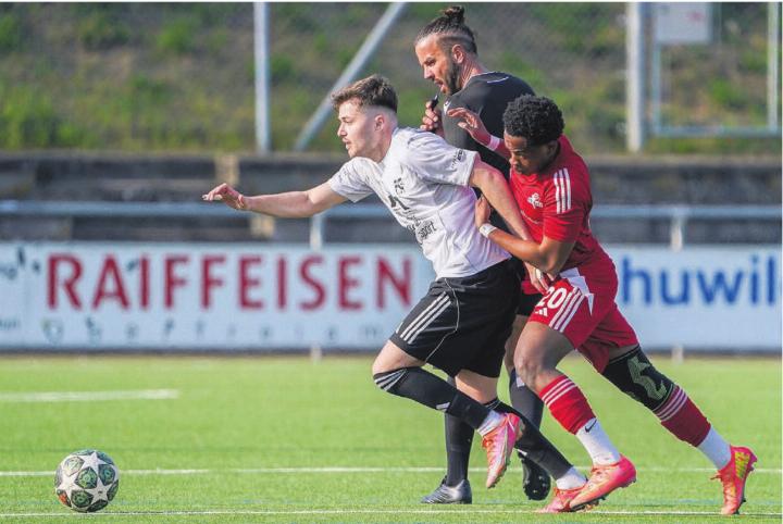 Gentrim Uka (links) ist der einzige Murianer, der trotz zahlreicher Chancen ein Tor erzielt. Am Ende reicht es nicht zum Sieg. 
Bild: Andy Müller