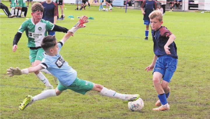 Attraktiver Fussball und einige grosse Namen unter den Vereinen. Das gab es beim Nicoletti-Cup zu sehen. Beispielsweise hier im Duell zwischen dem FC St. Gallen und dem SC Cham. Bilder: Josip Lasic