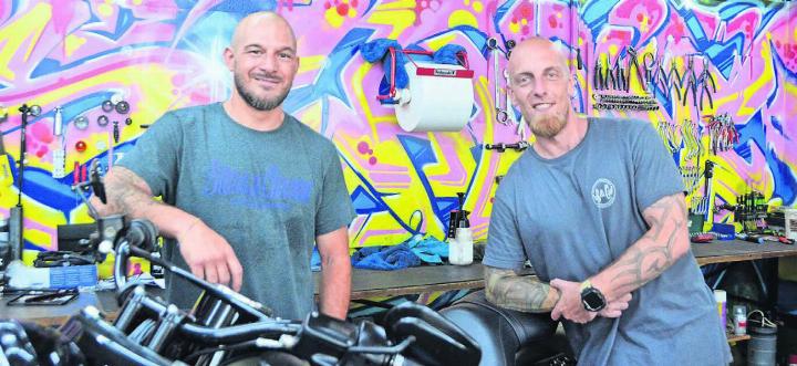 Sie möchten nichts anderes tun, als in ihrer Werkstatt zu arbeiten: Kevin Breitschmid (links) und Marc Suwald. Bild: Roger Wetli