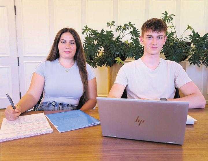 Verantwortlich sein: Die Lernenden übernehmen auch die Planung und Kommunikation ihres Projektes selbst. Während ihre beiden Gspänli den Stadtrat informierten, kümmerten sich Fabio Buggiani und Olivia Schönbächler um die Medienarbeit mit dem Journalisten. Bild: Marco Huwyler