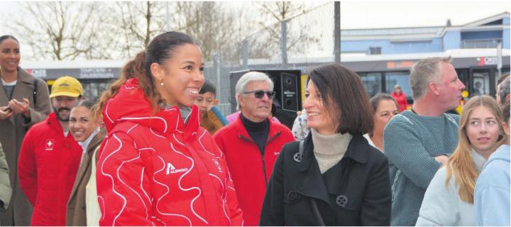 Melanie Hasler wird in Berikon von Freunden, Familie und Fans gefeiert. Gemeindeammann Petra Oggenfuss fand passende Worte für die Olympionikin. Bild: Sabrina Salm Melanie Hasler wird in Berikon von Freunden, Familie und Fans gefeiert. Gemeindeammann Petra Oggenfuss fand passende Worte für die Olympionikin. Bild: Sabrina Salm