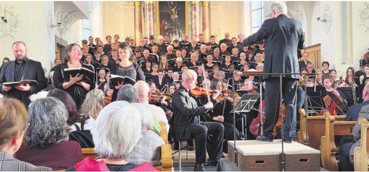 Unter der Leitung von Beat Wälti präsentieren rund 170 Sänger und 40 Musiker ein geistliches Werk von Giuseppe Verdi. Bild: mo