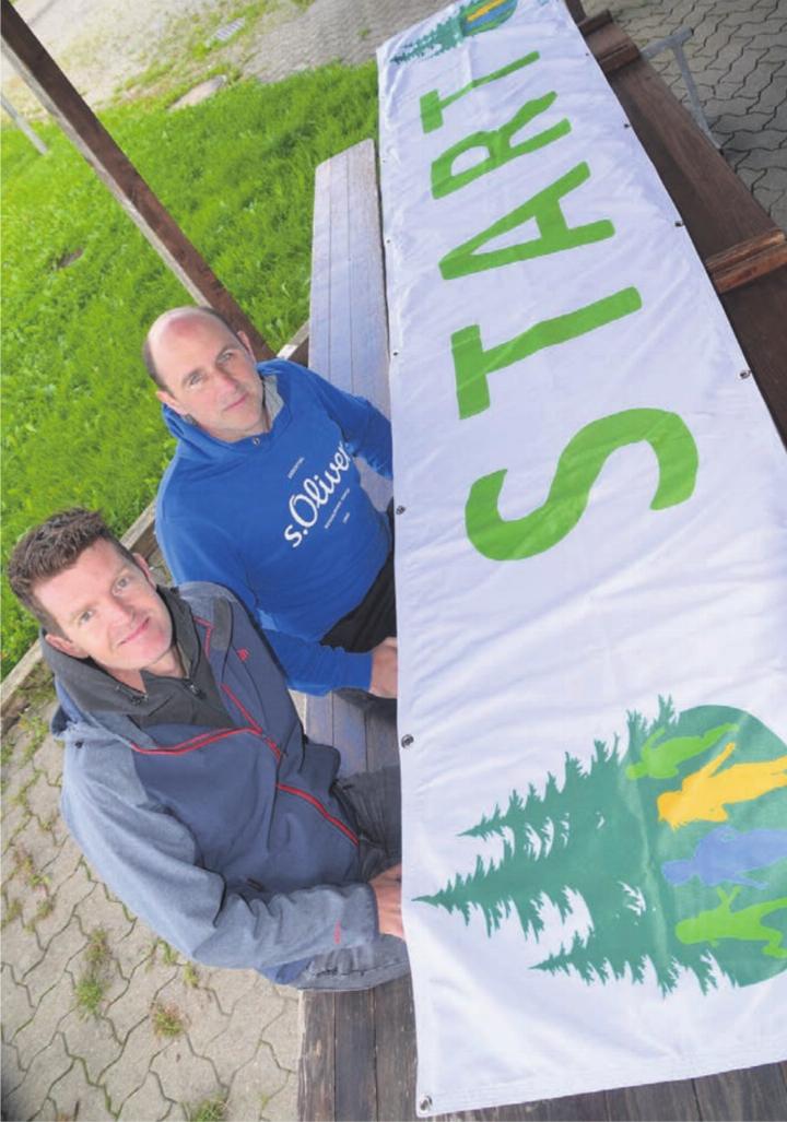 Anthony Paine (vorne) und Fabian Hasler vom OK des Kellerämterlaufs in Jonen freuen sich auf die Jubiläumsauflage. Bild: Thomas Stöckli