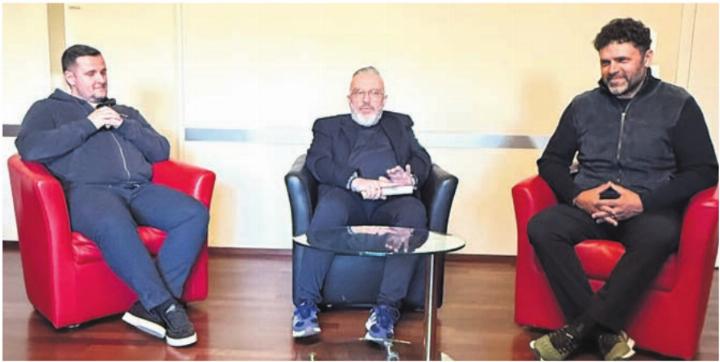 Kamen auf Einladung des FC Mutschellen: (v. l.) Shani Tarashaj, Giovi Marti und Uli Forte.    Bild: zg