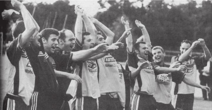 Nach dem 2:1-Sieg in Dürrenast jubeln die Spieler des FC Wohlen, der Aufstieg ist geschafft. Bild: Archiv
