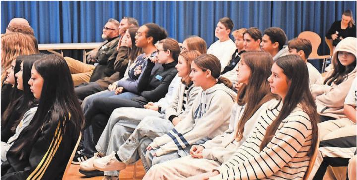 Einiges gelernt: Beim Vortrag der RoadCross-Sicherheitsspezialistin hörten die Jugendlichen gespannt den Ausführungen zu. Bilder: Daniel Marti Einiges gelernt: Beim Vortrag der RoadCross-Sicherheitsspezialistin hörten die Jugendlichen gespannt den Ausführungen zu. Bilder: Daniel Marti
