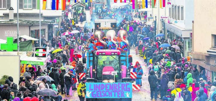 Am Fasnachtsumzug herrscht nicht nur auf der Strasse ein buntes und närrisches Treiben. Bild: Archiv Am Fasnachtsumzug herrscht nicht nur auf der Strasse ein buntes und närrisches Treiben. Bild: Archiv
