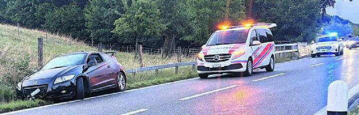 Das Auto blieb im Grünstreifen stecken. Bild: pz