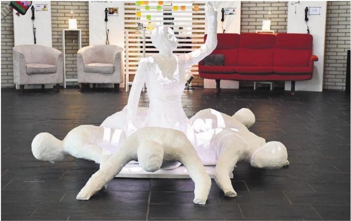 Der «ArtsDay» soll wie ein Kulturhaus der Kanti wirken: Im Eingangsbereich sind bereits erste Installationen erstellt. Bild: mo Der «ArtsDay» soll wie ein Kulturhaus der Kanti wirken: Im Eingangsbereich sind bereits erste Installationen erstellt. Bild: mo