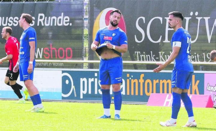 Frust, Fassungslosigkeit, Enttäuschung. Der FC Wohlen (von links: Justin Pfister, Mileta Matovic, Edison Golaj) wirkt gegen Münsingen komplett überfordert. Das Bild zeigt die Reaktionen des Teams nach dem 0:3. Es sollte noch viel schlimmer kommen. Bild: Josip Lasic