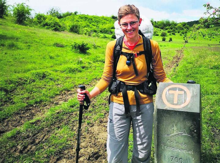 Einer der vielen Meilensteine. Gesa von Hirschheydt
posiert beim Wegstein, der die Hälfte der Via Transilvanica anzeigt. Mittlerweile hat sie die Tausend-Kilometer-Marke längst
passiert.
Bilder: zg Einer der vielen Meilensteine. Gesa von Hirschheydt
posiert beim Wegstein, der die Hälfte der Via Transilvanica anzeigt. Mittlerweile hat sie die Tausend-Kilometer-Marke längst
passiert.
Bilder: zg