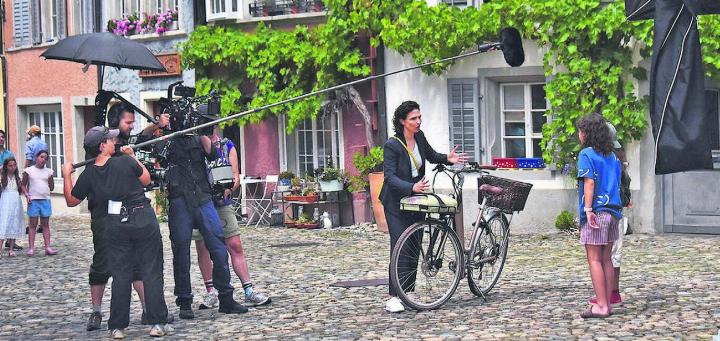 Szene made in Bremgarten: Die Stadtpräsidentin der Geschichte (Michèle Rohrbach) reagiert etwas ungehalten, als sie von einem Mädchen während des Einkaufs angesprochen wird. Bild: Erika Obrist
