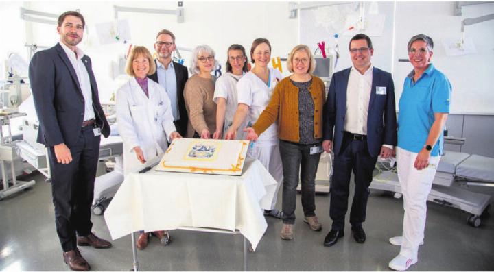 Das Team der Dialyse Muri mit einer Torte zum 20-Jahr-Jubiläum. Von links: Pascal Cotrotzo, CEO KSB; Rahel Pfammatter, Leiterin Dialysestation Muri; Harald Seeger, Chefarzt Nephrologie KSB; Susan Saxer, Silvia Gander und Sarah Steger, Pflegefachfrauen; Jette Gentilesca, Stationsleiterin Dialyse KSB; Daniel Strub, CEO Spital Muri; Petra Huber-Neff, MPA Fachmitarbeiterin Dialysestation. Bild: zg
