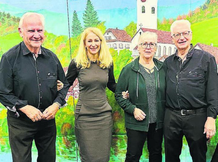 Gemeinderätin Esther Werthmüller (2. v. l.) bedankte sich im Namen der Gemeindebehörde bei Guido Fischer (links) und dem Ehepaar Rosmarie und Fredy Tellenbach. Bild: zg