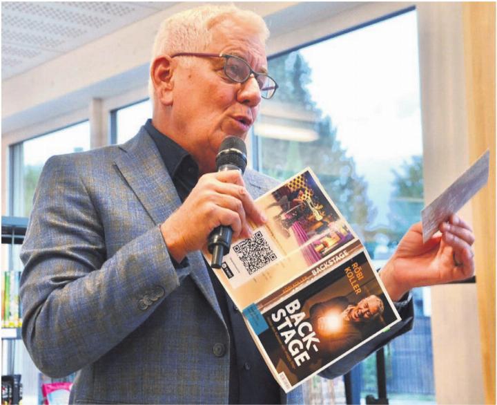Sein Buch «Backstage» klappte Röbi Koller in Merenschwand nicht oft auf. Meist sprach er frei von der Leber. Bild: Thomas Stöckli