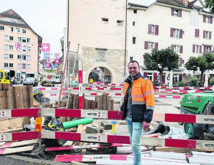 Der Altstadteingang ist momentan Baustelle. Walter Beer schaut hier als Bauherrenvertreter der Stadt nach dem Rechten. Bild: Marco Huwyler