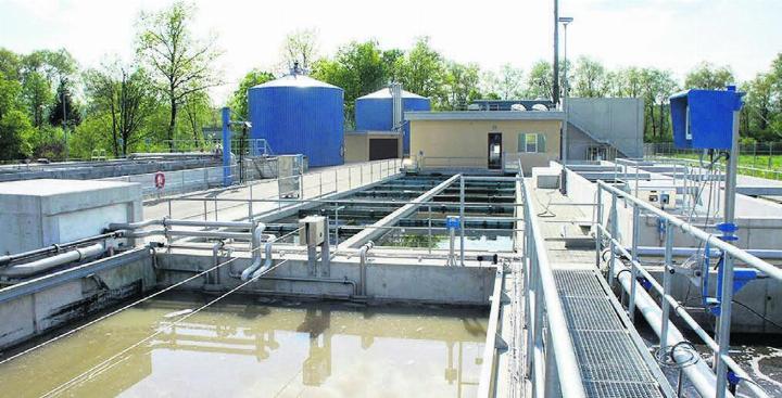 Ein Ausbau dürfte schwierig werden: Die ARA Kelleramt liegt am Rand eines Naturschutzgebiets an der Reuss. Bilder: zg