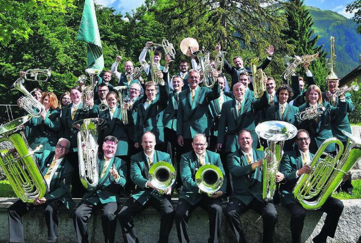 So kennt man sie in den letzten Jahrzehnten. Rund 30 Jahre lang trat die Musikgesellschaft Bünzen in grünen Uniformen auf. Wie die neuen aussehen, verraten die Verantwortlichen noch nicht. Bilder: zg