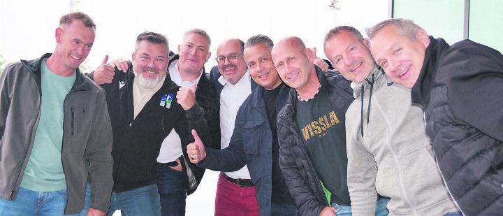 Das OK-Team des Mutschälle Fäschts freut sich auf die nächste Runde der Riesenparty: (v. l.) Thomas Zahmel, Rafael Hernandez Schmid, Pitsch Müller, Pietro Bascio, Carlo Ariu, Stephan Bernet, Roman Stierli und Damian Ruppen. Es fehlt Christian Bohnenblust. Bild: Sabrina Salm