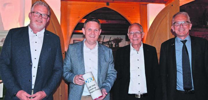 Lauter zufriedene Gesichter, von links: Carsten Diekmann (Stiftungsratspräsident Rotary Club Reusstal), Philippe Widmer (Präsident Rotary Club Freiamt), Josef Sachs (Stiftungsratspräsident Rotary Club Freiamt) und Thomas Widmer (Präsident Rotary Club Reusstal). Sie liessen die ROKJ-Tischbombe platzen. Bild: Annemarie Keusch