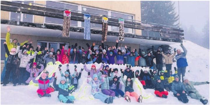 Schneespass mit Krokodil: Die Primarschülerinnen und -schüler aus Oberlunkhofen und Islisberg im Skilager. Bild: zg: