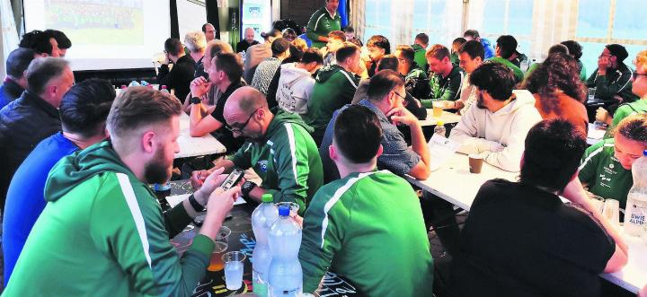 Grossaufmarsch zur Generalversammlung. Die Clubmitglieder interessieren sich für das Geschehen im FC Bünz-Maiengrün. Bild: nau