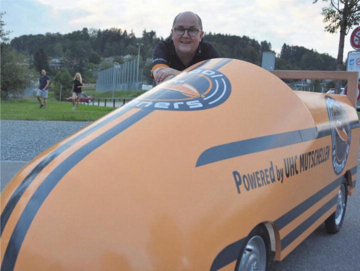 Stefan Graber präsentiert eine der Bobseifenkisten, in denen die Rennen gefahren werden. Bild: Roger Wetli