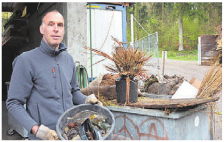 Gunzenbühl-Betriebsleiter Thomas Stutz zeigt die Fremdstoffe. Bild: rwi