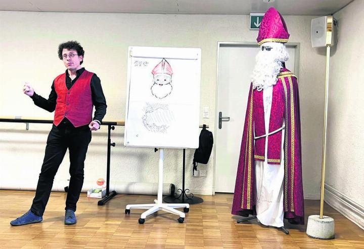 «Oberchlaus» Franky Weber bei seinen spannenden Ausführungen über den Heiligen St. Nikolaus von Myra. Bild: Walter Minder