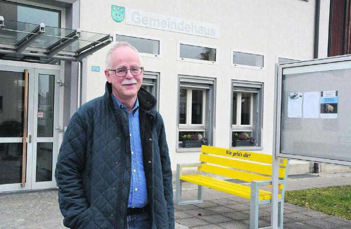 Rolf Meier vor dem Gemeindehaus in Tägerig. Heute gibt er die Schlüssel für das Gebäude ab, in dem er Jahrzehnte gearbeitet hat. «Das Aufhören fällt mir leicht», sagt er. Bild: Chregi Hansen