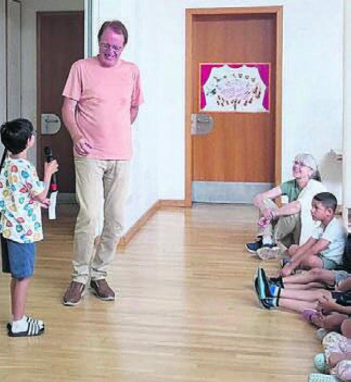 Gemeindeammann Peter Spring beantwortete die Fragen der Schüler. Bild: zg