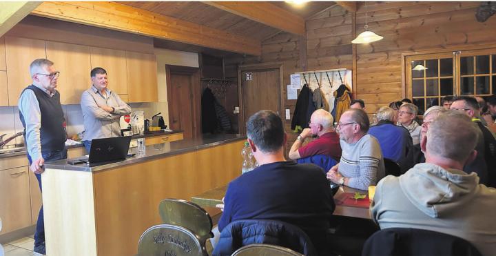 Nicht bis auf den letzten Platz gefüllt, aber eine stattliche Anzahl Stimmberechtigter lauschte den Ausführungen von Peter Ammann (links) und Mario Räber. Bild: Annemarie Keusch Nicht bis auf den letzten Platz gefüllt, aber eine stattliche Anzahl Stimmberechtigter lauschte den Ausführungen von Peter Ammann (links) und Mario Räber. Bild: Annemarie Keusch