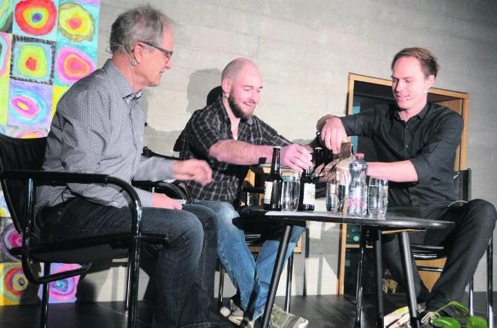 Zum «Villmärgerle» – das Wort ist im Dorf ein Synonym für das Anstossen – braucht es Bier, findet Journalist Samuel Schumacher (rechts) und bringt darum eine Auswahl Villmerger Biere mit, von denen er Moderator Jörg Meier (links) und Schützenkönig Rafael Bereuter gerne eins anbietet. Bild: Chregi Hansen