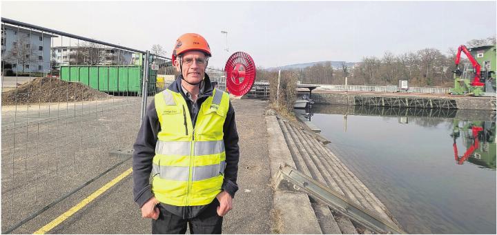 Kraftwerksleiter Marcel Bieri begleitet den Baustart. In insgesamt vier Etappen wird die Fischaufstiegshilfe rund um sein Kraftwerk verwirklicht. Bild: Marco Huwyler Kraftwerksleiter Marcel Bieri begleitet den Baustart. In insgesamt vier Etappen wird die Fischaufstiegshilfe rund um sein Kraftwerk verwirklicht. Bild: Marco Huwyler