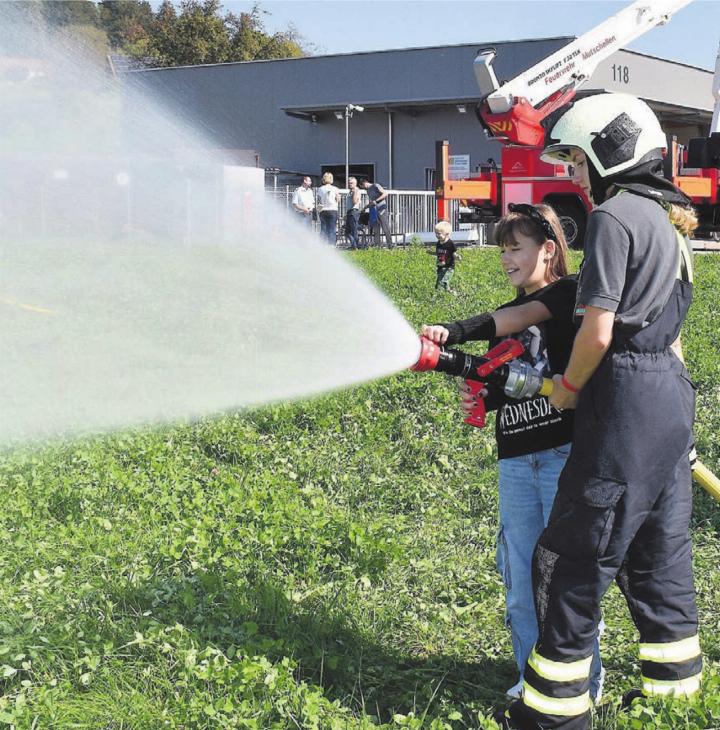 Starker Strahl oder Sprühregen? Kinder übten sich im Löschen. Bilder: Erika Obrist