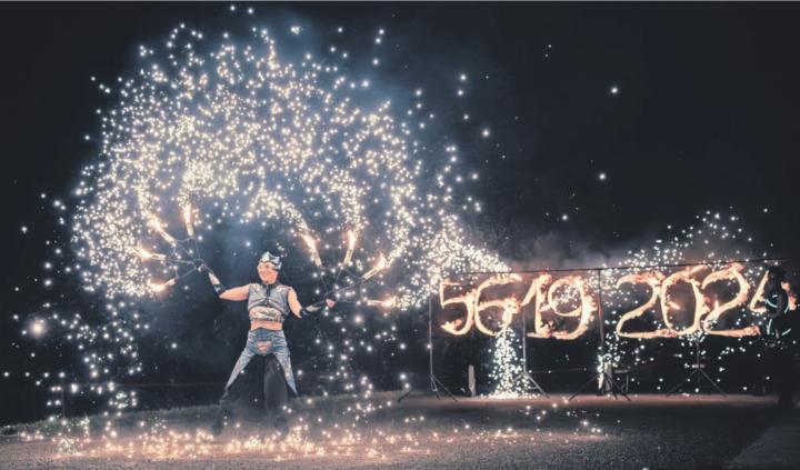 Als Schlussbouquet der Feuershow leuchtet die verbindende Postleitzahl von Büttikon und Uezwil in die Nacht. Bilder: Thomas Stöckli / zg