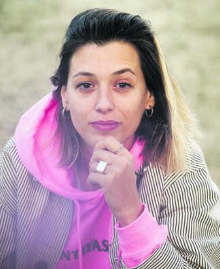 Gewohnt rasant und messerscharf seziert Lisa Christ die Ideale der heutigen Zeit. Spontan, treffsicher, feministisch und voller Witz. Bild: pd