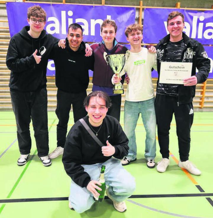Die Seriensieger der BBZ-Sportevents, das Männerteam der Klasse M21-1 mit Teamcoach Matteo Pucci (unten). Bild: zg